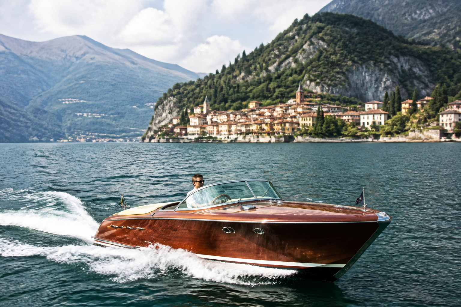 Private wooden boat (Riva) cruising the lake | סירת ריווה יוקרתית מעץ משייטת במי האגם