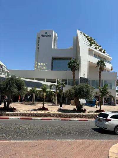המלון מבחוץ, באור יום, רויאל ביץ' אילת, צולם ב-2024